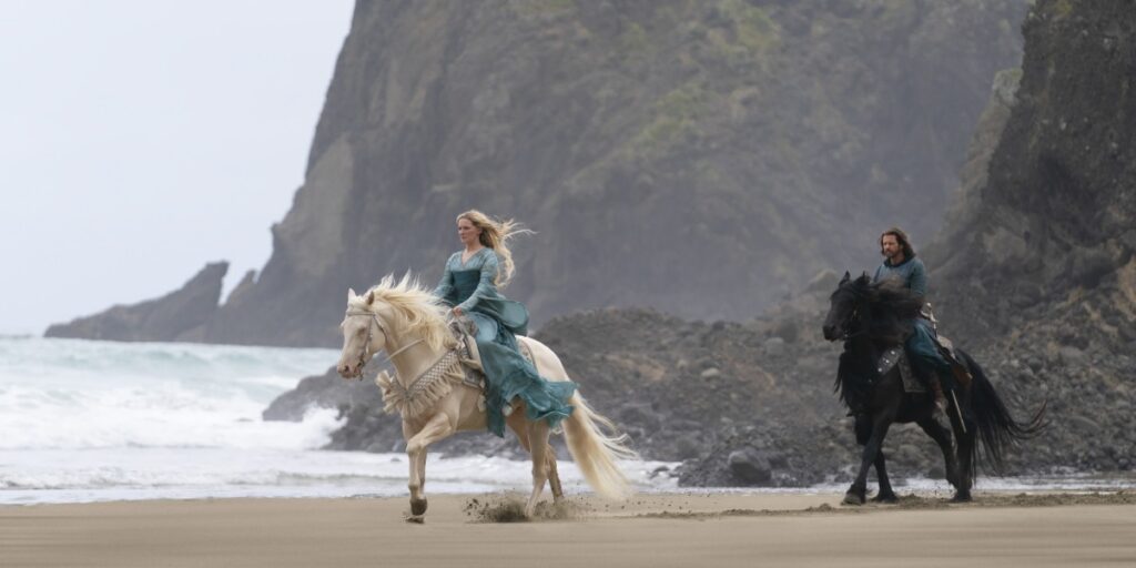 Los anillos de poder 1x03 Galadriel y Elendil a caballo