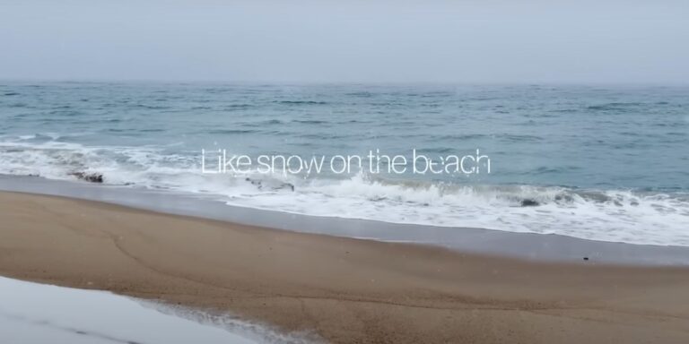 Portada letra Snow on the beach