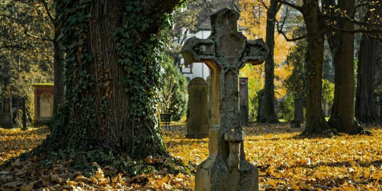 cruz en cementerio