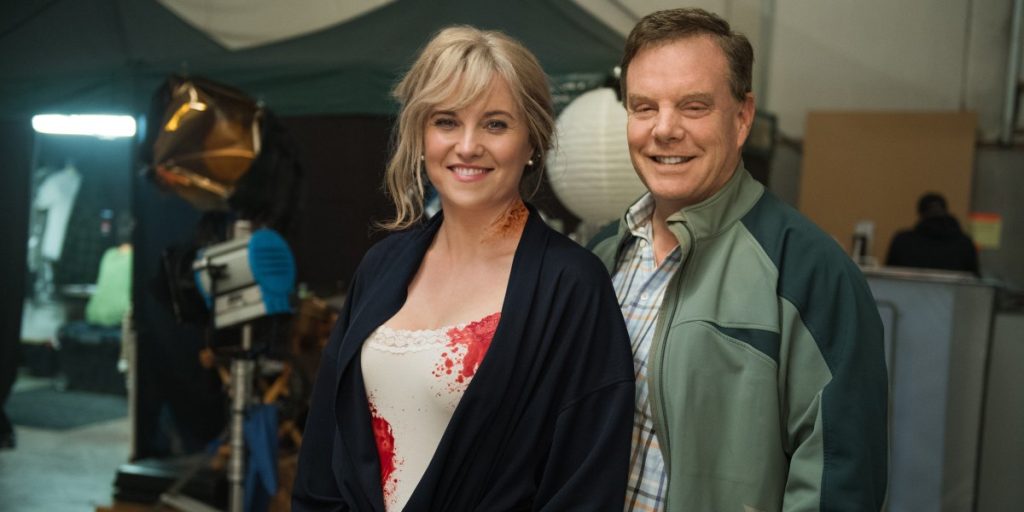 Lucy Lawless junto a Robert Tapert en el set de 'Ash vs Evil dead'