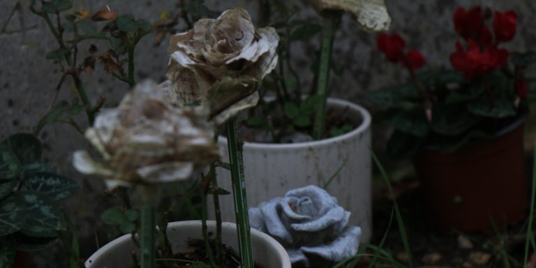 Detalle de flores de papel junto a la lápida de Agatha Christie