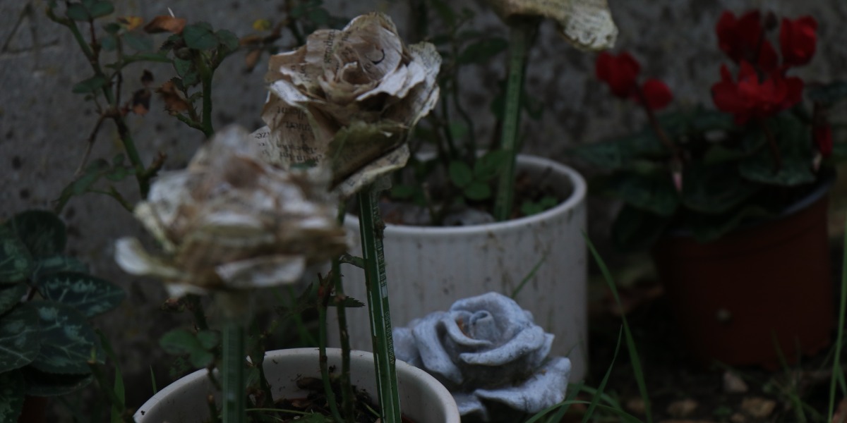 Detalle de flores de papel junto a la lápida de Agatha Christie