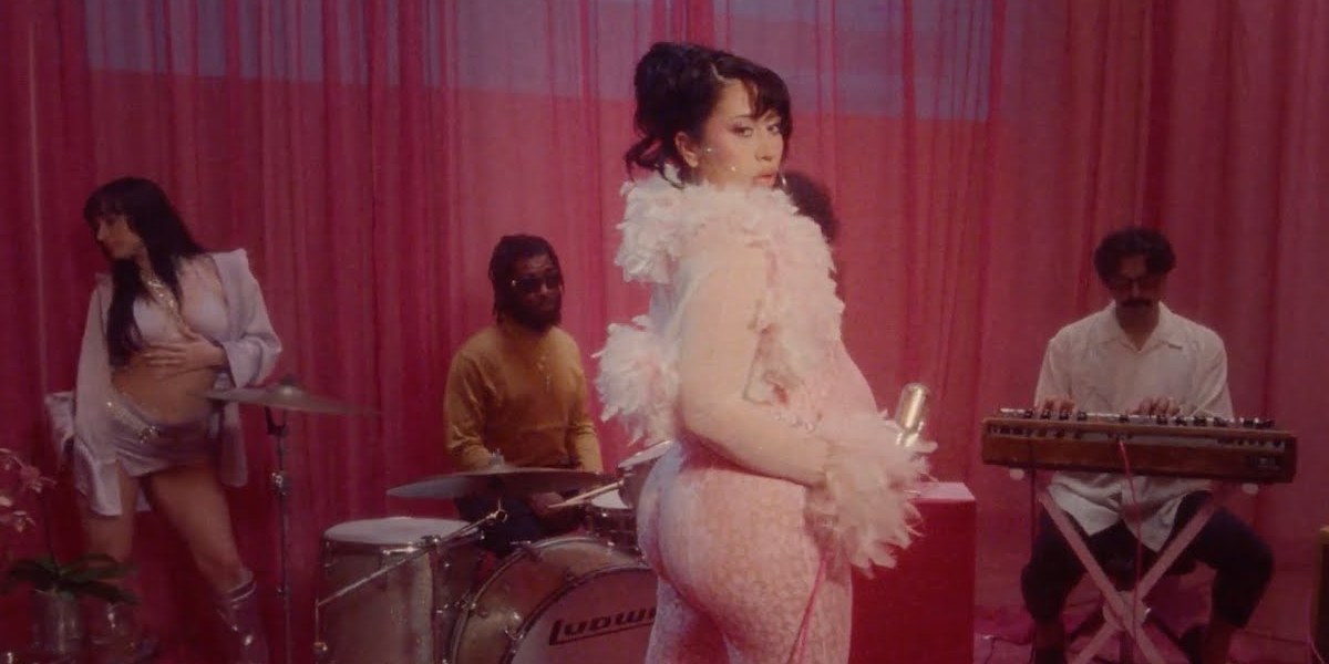 Letra de ‘Igual que un ángel’, de Kali Uchis y Peso Pluma