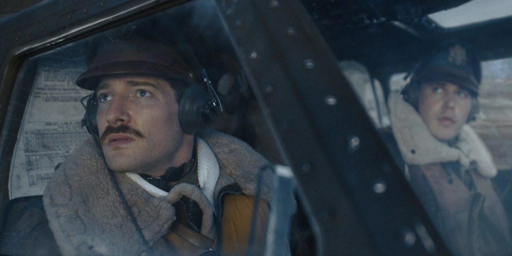 Escena del primer episodio de 'Los amos del aire'