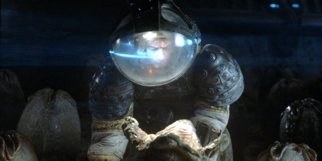 Alien escena abrazacaras