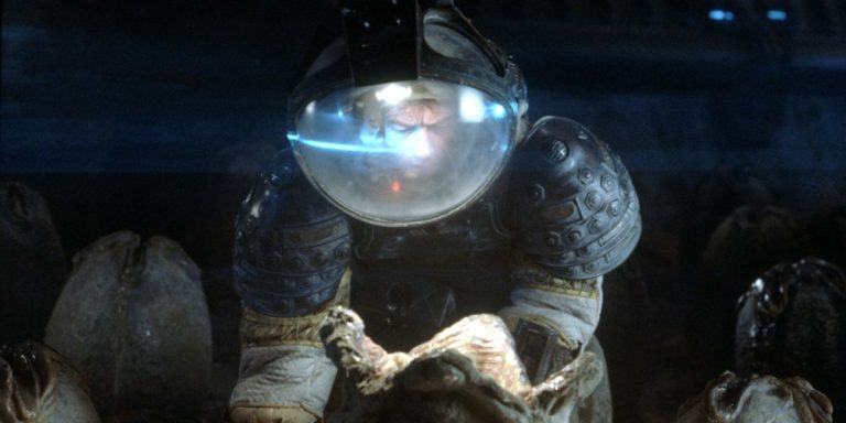 Alien escena abrazacaras