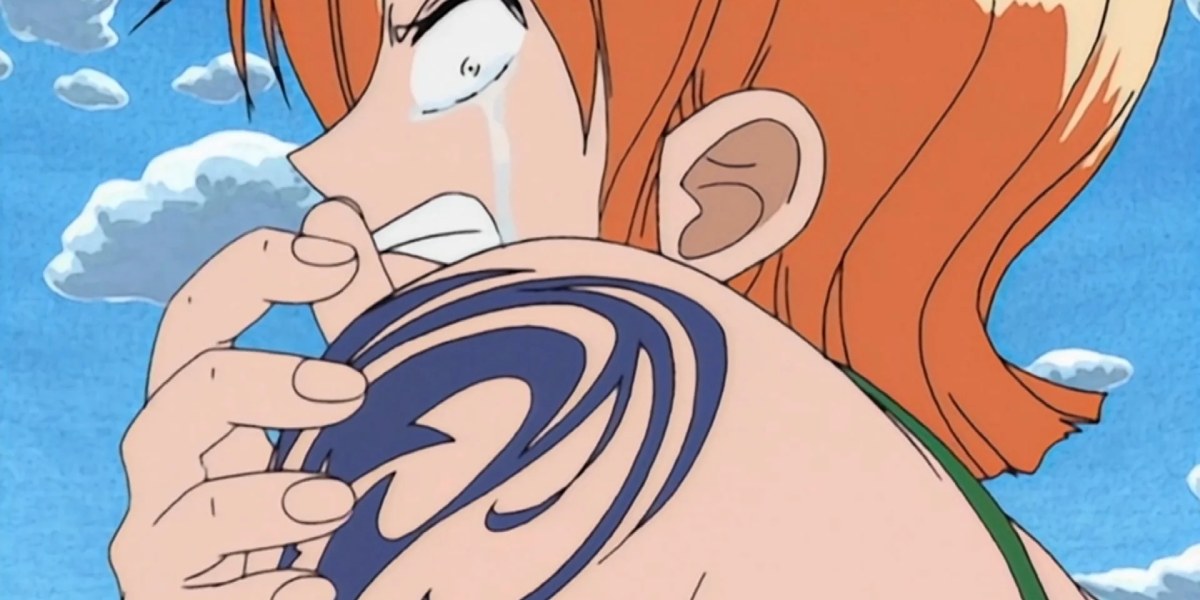 Nami mirando el tatuaje de Arlong.