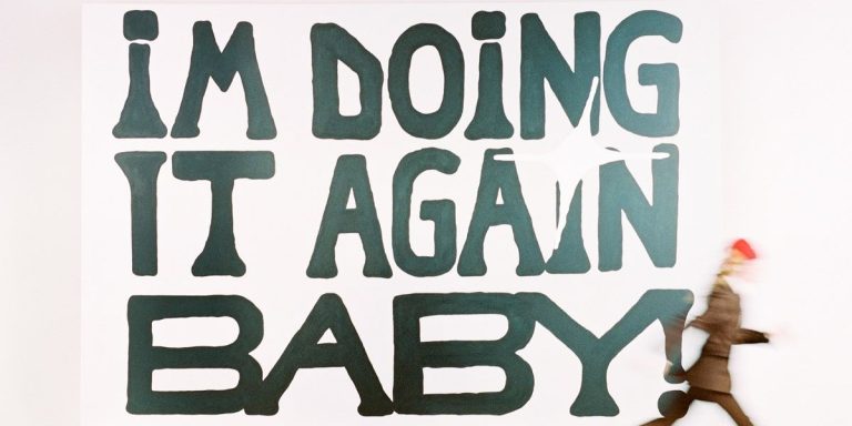 'I'm doing it again baby!' de Girl in red