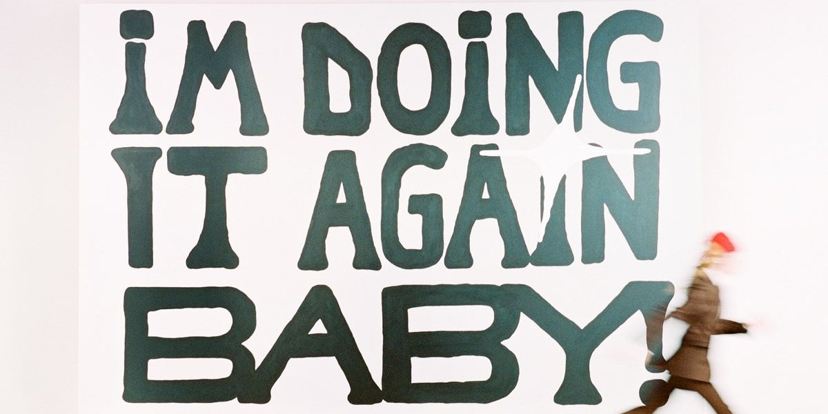 'I'm doing it again baby!' de Girl in red